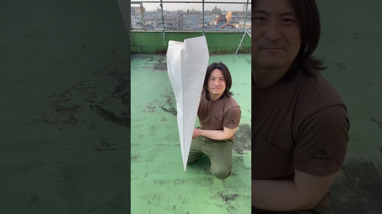 でっかい紙で紙飛行機を作ろう【Make a paper airplane out of a large piece of paper】#shorts